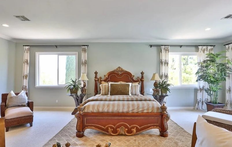 The expansive backyard views showcasing the property’s generous lot size and mature landscaping.