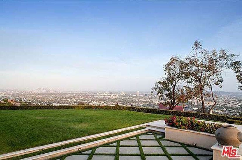 The lagoon-style infinity pool