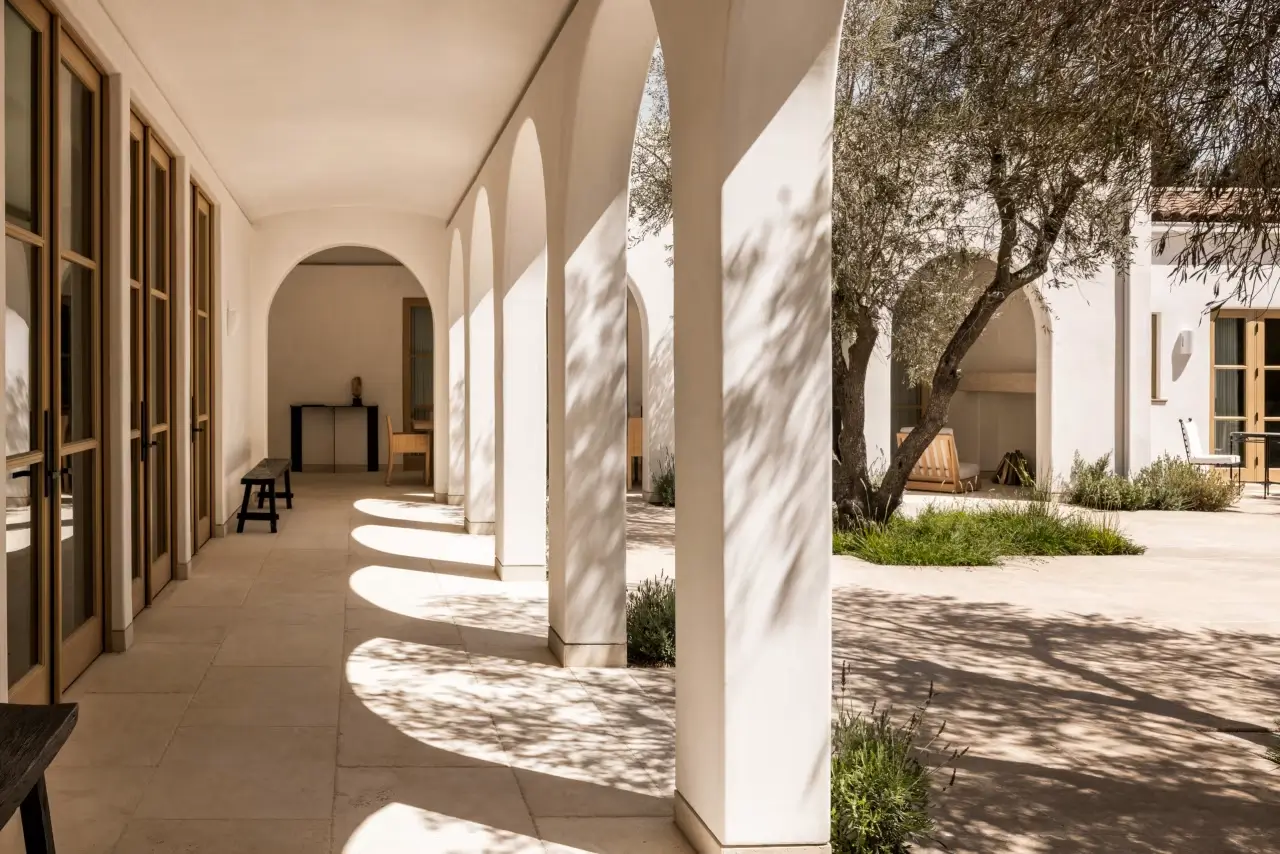 Seacrest Los Angeles Home Courtyard Architecture